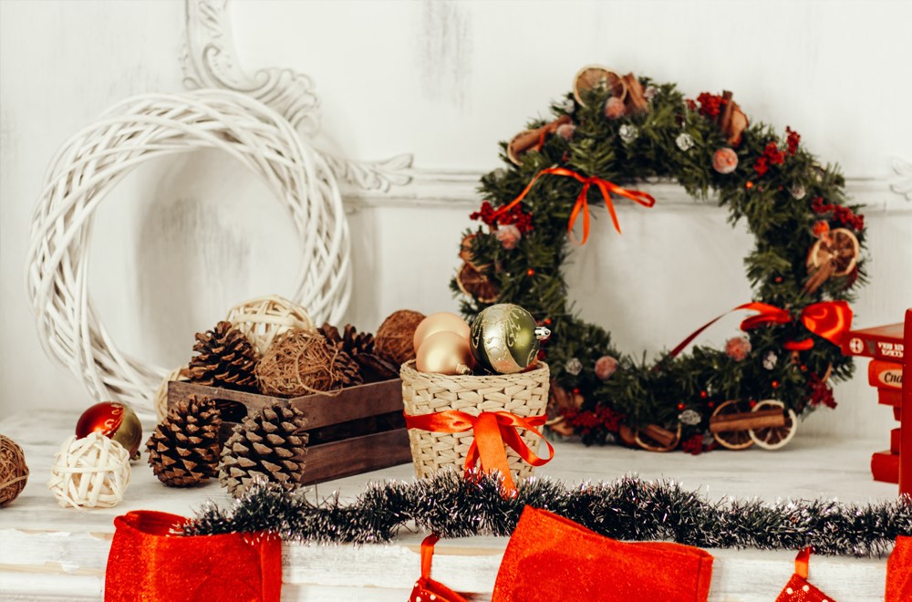 Door een kerstkrans of kersthangers te gebruiken zorg jij voor een sfeervolle entree Door een kerstkrans of kersthangers te gebruiken zorg jij voor een sfeervolle entree